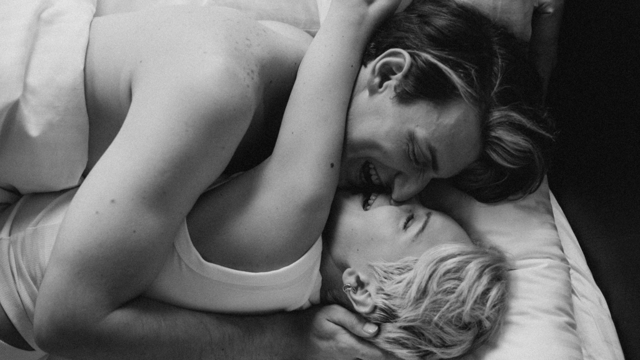 ベッドで抱き合う男女モノクロ画像